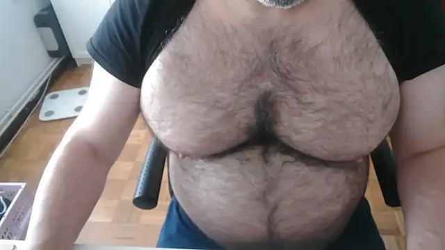 Snapshot of mikeyhotbear chatting on May 21, 2026, 8:43 am mikeyhotbear online show from May 21, 2026, 8:43 am