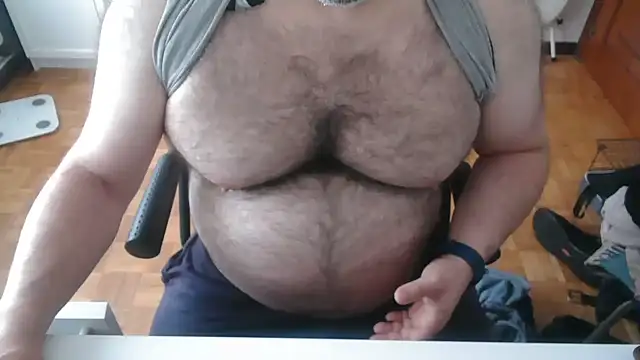 Snapshot of mikeyhotbear chatting on May 24, 2026, 6:18 am mikeyhotbear online show from May 24, 2026, 6:18 am