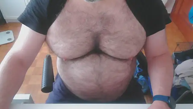 Snapshot of mikeyhotbear chatting on May 25, 2026, 5:46 am mikeyhotbear online show from May 25, 2026, 5:46 am