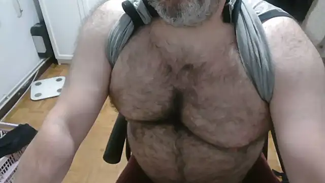 Snapshot of mikeyhotbear chatting on May 26, 2026, 4:30 am mikeyhotbear online show from May 26, 2026, 4:30 am
