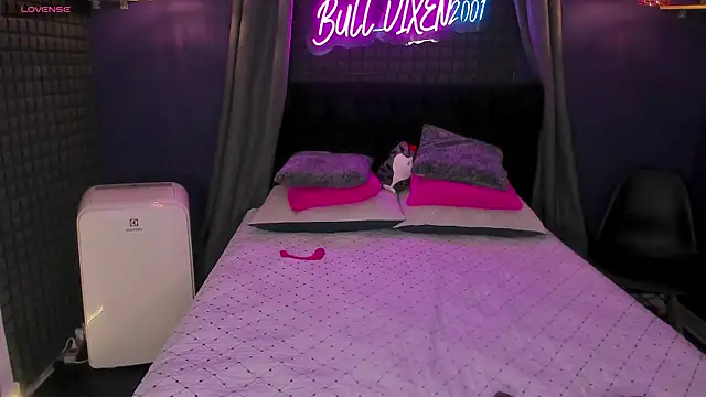 bull vixen2001 online show from September 18, 2025, 12:07 pm