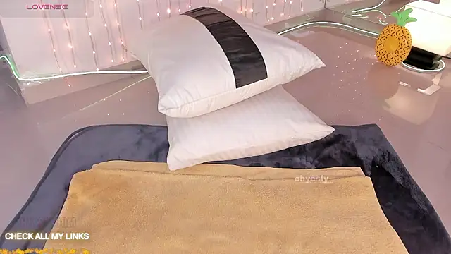 ohyesly  online show from January 8, 2026, 10:06 am