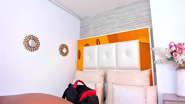 ShaniaBrownn online show from March 4, 2025, 8:05 pm