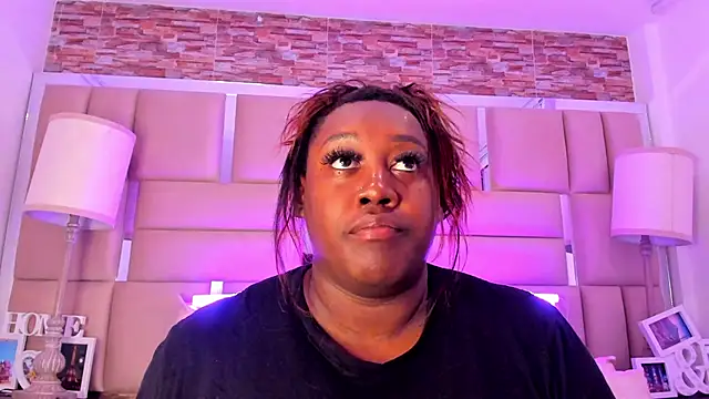 ShaniaBrownn online show from October 21, 2025, 7:47 pm