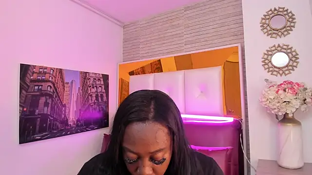 ShaniaBrownn online show from December 2, 2025, 7:42 pm