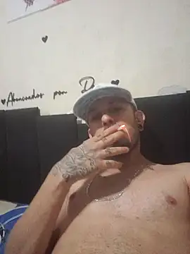 Snapshot of Bulldog2122 chatting on October 31, 2025, 8:04 am Bulldog2122 online show from October 31, 2025, 8:04 am