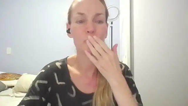 Annylove1 online show from April 6, 2026, 12:08 am