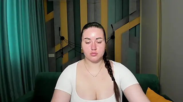 Roxie Bradley online show from June 3, 2026, 5:43 am