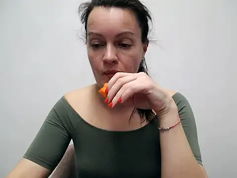 Snapshot of LoveNBloom chatting on December 1, 2024, 7:14 pm LoveNBloom online show from December 1, 2024, 7:14 pm