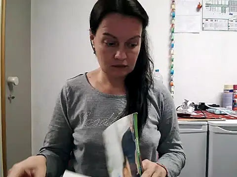 Snapshot of LoveNBloom chatting on January 8, 2025, 7:56 pm LoveNBloom online show from January 8, 2025, 7:56 pm