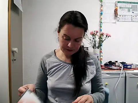 Snapshot of LoveNBloom chatting on January 27, 2025, 6:20 pm LoveNBloom online show from January 27, 2025, 6:20 pm