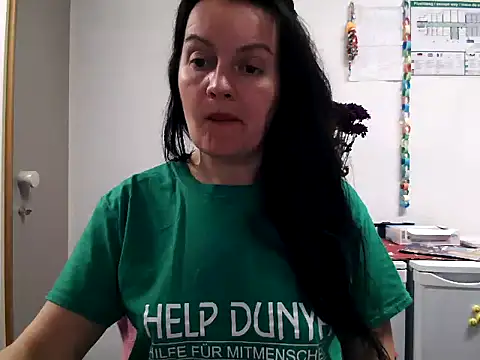 Snapshot of LoveNBloom chatting on March 4, 2025, 6:18 pm LoveNBloom online show from March 4, 2025, 6:18 pm