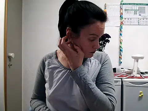 Snapshot of LoveNBloom chatting on March 7, 2025, 7:49 pm LoveNBloom online show from March 7, 2025, 7:49 pm