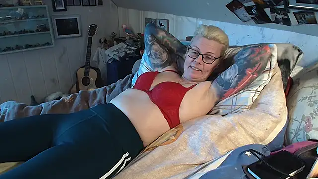 Snapshot of MaryG chatting on February 8, 2025, 2:49 pm MaryG online show from February 8, 2025, 2:49 pm