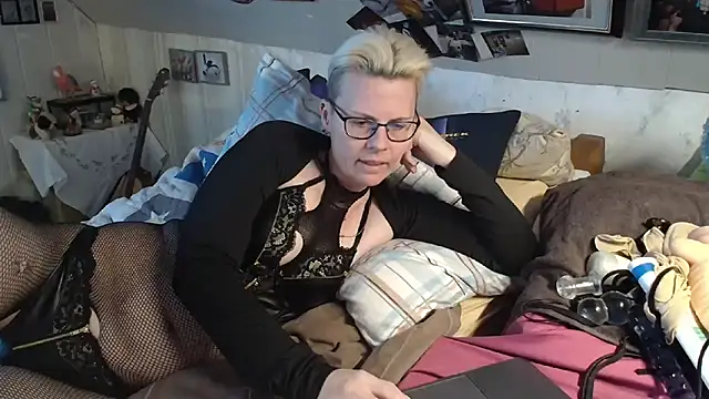 Snapshot of MaryG chatting on February 28, 2025, 1:58 pm MaryG online show from February 28, 2025, 1:58 pm