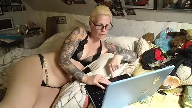 Snapshot of MaryG chatting on October 22, 2025, 5:34 pm MaryG online show from October 22, 2025, 5:34 pm