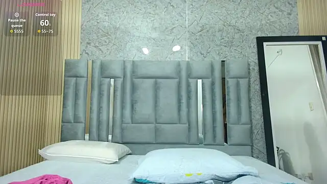 Snapshot of veronicaroose_ chatting on February 25, 2026, 12:48 pm veronicaroose online show from February 25, 2026, 12:48 pm