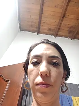 LunaZambrano online show from April 15, 2026, 3:13 am