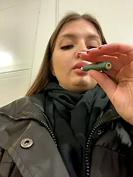 KrisMagnoly online show from November 14, 2025, 4:28 pm