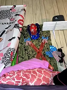 Snapshot of davisdesires@xh chatting on February 25, 2025, 4:21 pm davisdesiresxh online show from February 25, 2025, 4:21 pm