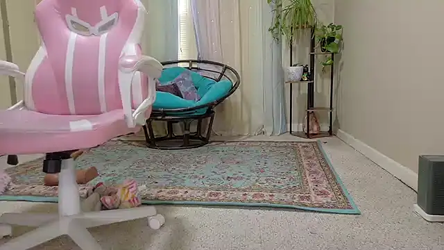 Emihaze online show from March 10, 2026, 5:29 pm