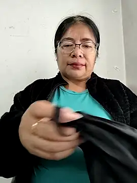   valentina18 online show from December 1, 2025, 1:05 pm