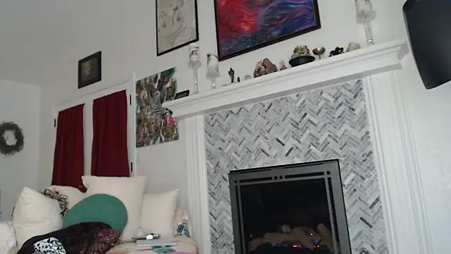 AuroraWillows online show from March 6, 2025, 10:52 am