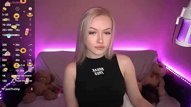 Snapshot of AmandaFiree chatting on January 7, 2025, 10:43 am AmandaFiree online show from January 7, 2025, 10:43 am