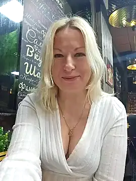 Snapshot of Arina_smiles chatting on January 25, 2025, 6:35 pm Arina smiles online show from January 25, 2025, 6:35 pm