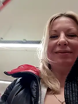Snapshot of Arina_smiles chatting on February 2, 2025, 4:43 pm Arina smiles online show from February 2, 2025, 4:43 pm