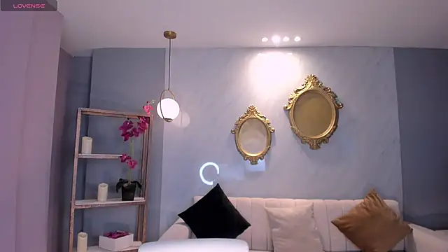 NiaHolland online show from September 12, 2025, 6:52 pm