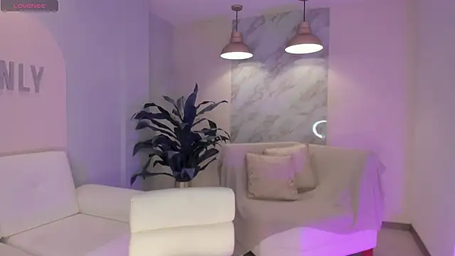 NiaHolland online show from December 14, 2025, 6:12 pm