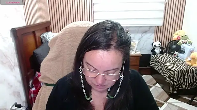 Sonialorens  online show from April 17, 2026, 9:40 pm