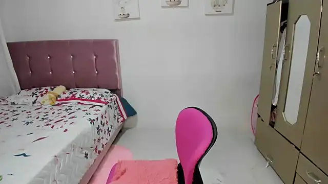 Snapshot of venuxwilliam chatting on December 18, 2024, 5:04 am venuxwilliam online show from December 18, 2024, 5:04 am
