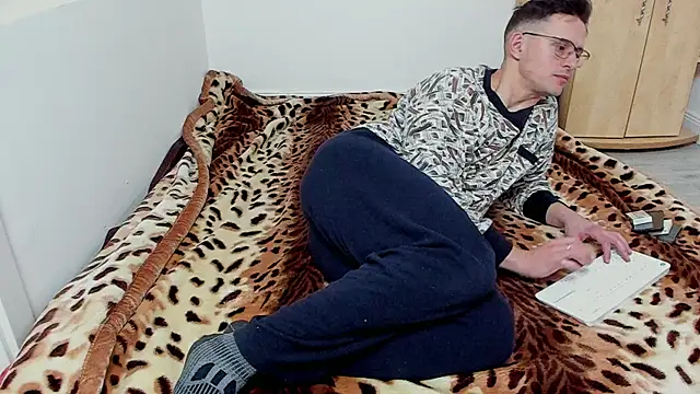 sexxymuscles4u online show from December 21, 2024, 12:49 pm