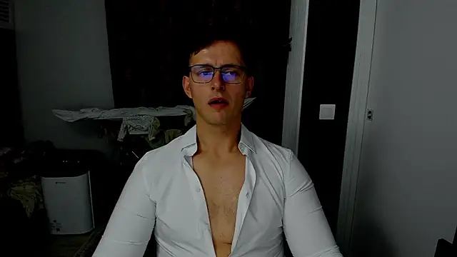 sexxymuscles4u online show from November 6, 2025, 2:40 pm