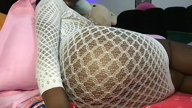 Snapshot of choco_petite chatting on February 26, 2026, 4:00 am choco petite online show from February 26, 2026, 4:00 am