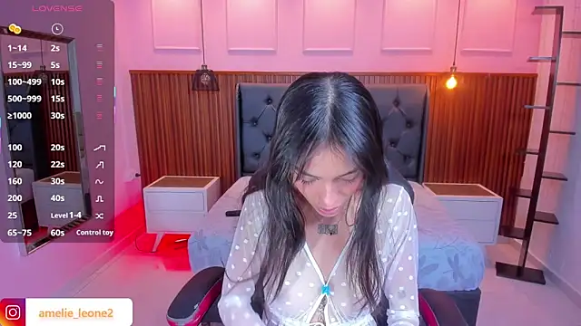 AMELIELEONE online show from October 7, 2025, 12:24 pm