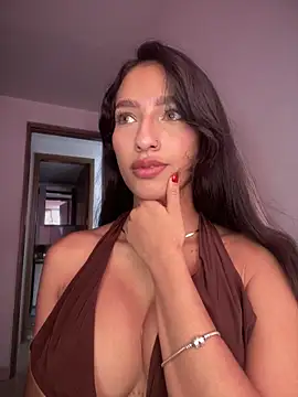 DulceLenns online show from November 12, 2025, 6:30 pm