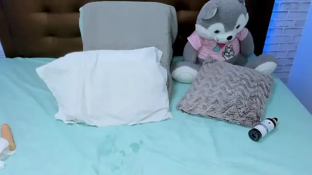 olivia love  online show from February 11, 2025, 12:28 am