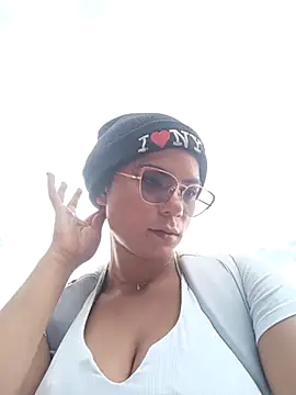 Simone Miller online show from March 17, 2025, 4:11 pm