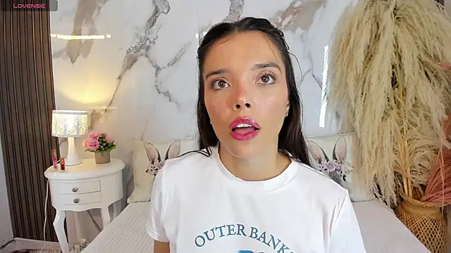 hannahill69 online show from April 10, 2026, 4:50 am