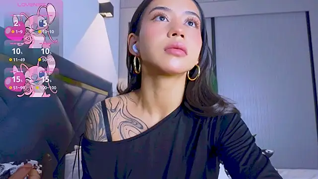 Mia Tin online show from November 12, 2025, 3:34 pm