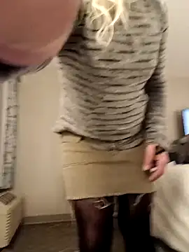 Snapshot of LittleblondeTS chatting on November 7, 2025, 11:27 pm LittleblondeTS online show from November 7, 2025, 11:27 pm