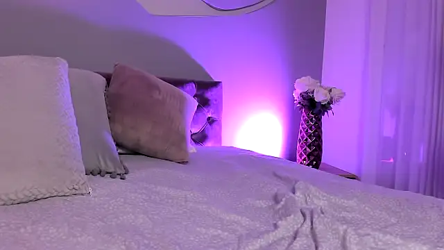 Nicolle W online show from March 7, 2025, 2:56 pm