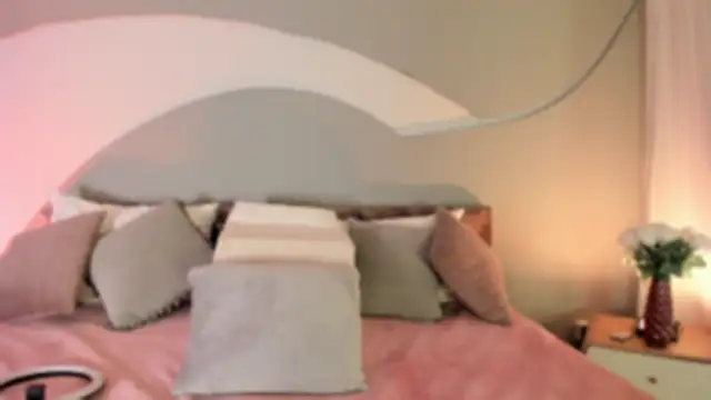 Nicolle W online show from September 20, 2025, 11:55 am