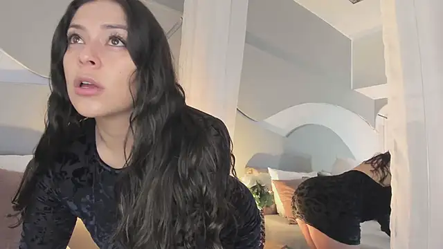 Nicolle W online show from December 2, 2025, 11:48 am