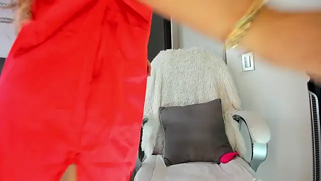 Snapshot of NatalieClark chatting on January 19, 2026, 2:32 pm NatalieClark online show from January 19, 2026, 2:32 pm