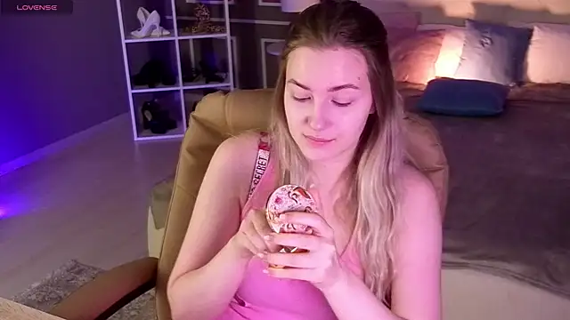 elinanortas online show from October 7, 2025, 1:03 am