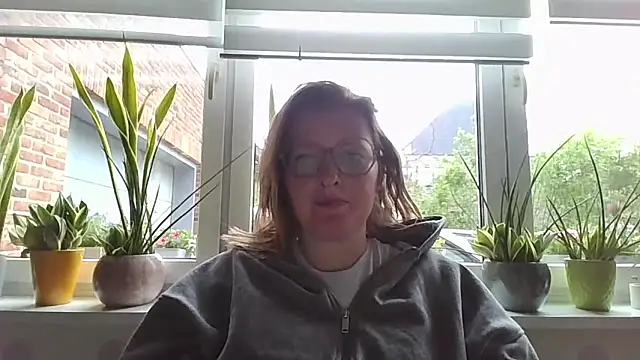 LiquidLeonie online show from May 5, 2026, 6:54 am